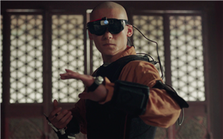 华为Mate30 5G广告：带VR眼镜的武僧使出一记回旋踢，次元壁破了