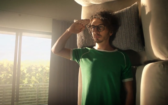 汉堡王最新抗疫广告：躺在沙发上，也能做一个爱国者？