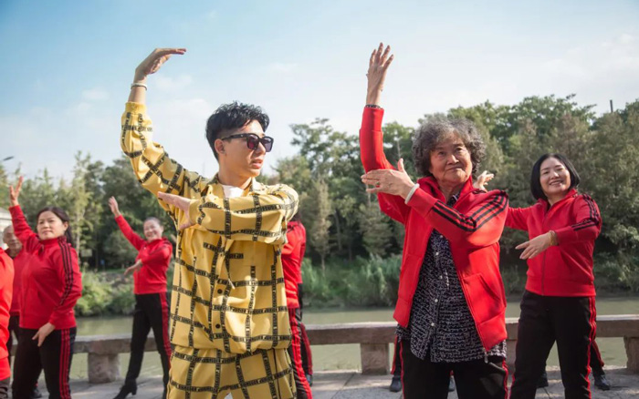 超会玩的老年「李佳琦」来了！后浪们请都退下