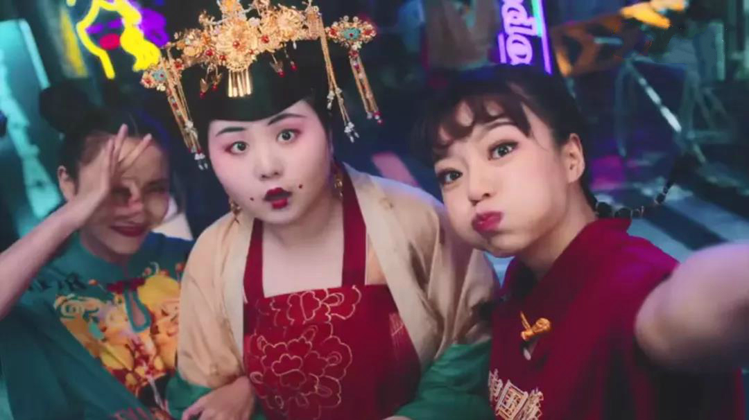 天貓這些神轉(zhuǎn)折廣告，腦洞太大了！