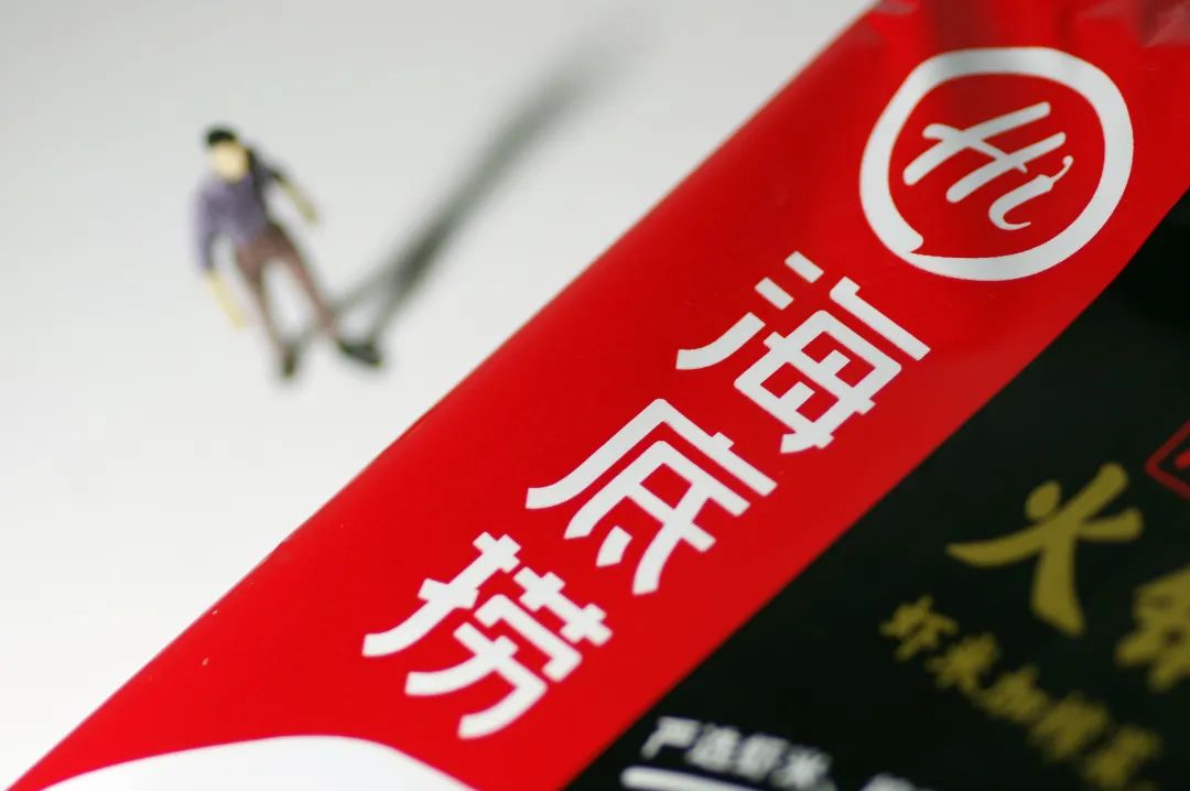 频遭曝光，“道歉高手”张勇却高位套现15亿，海底捞怎么了？