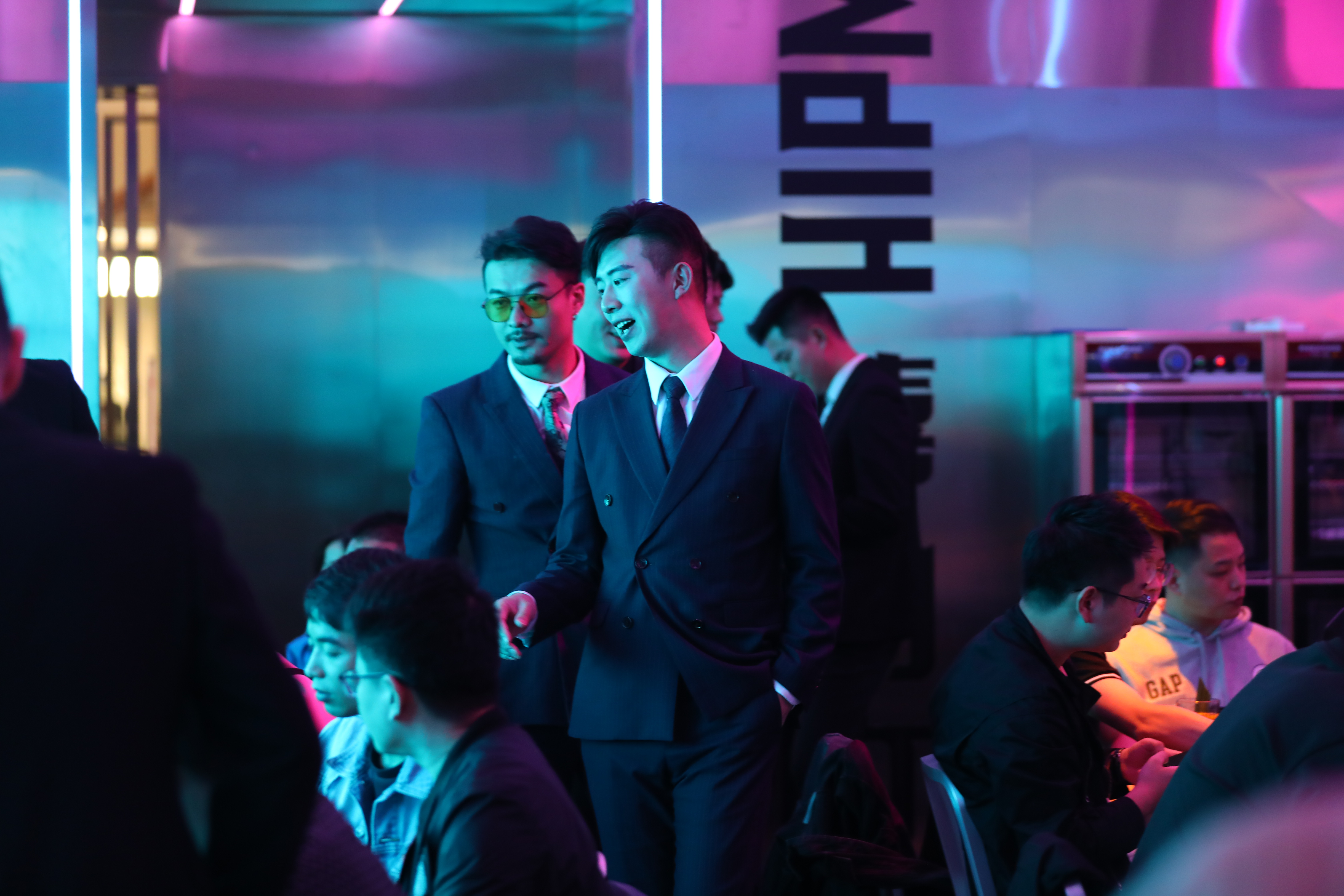 机打鸡尾酒来袭 嘻门町餐吧开业即“搅局”