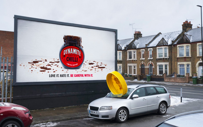 Marmite 辣酱彪悍广告牌：看，盖子真被炸飞了！