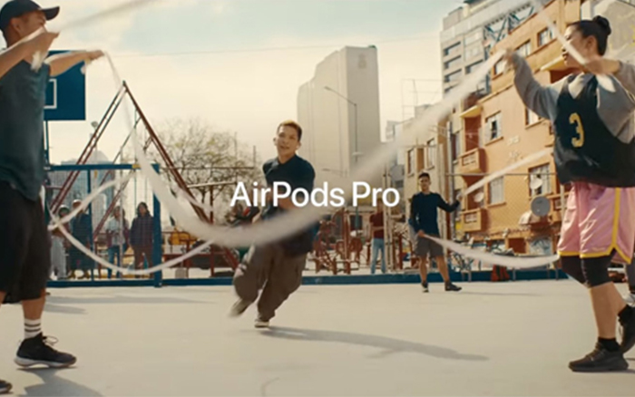 苹果AirPods Pro：戴上耳机街头跳绳，JUMP一下很开心