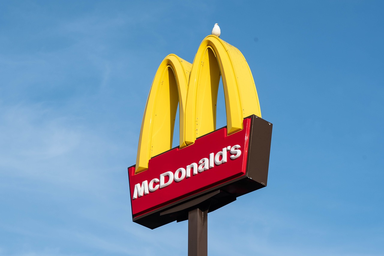 价值超1,293亿美元，麦当劳的「金拱门」如何成为超级符号？