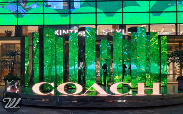 Coach Forever“镜面森林”户外艺术装置