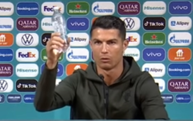 C罗一个动作让可口可乐损失40亿美元！品牌方这波公关我给7分