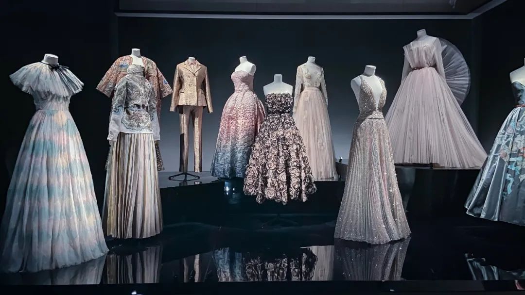 奢侈品战略 | 奢侈品为什么要看起来很厉害却不赚钱的事？