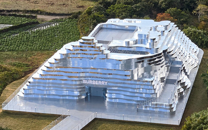 Burberry在韩国济州岛用镜面做了一个快闪店，形如一座冰山