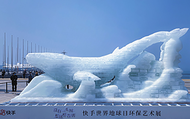 快手艺术展：长7.4米鲸鱼冰雕融化后，竟露出海洋垃圾