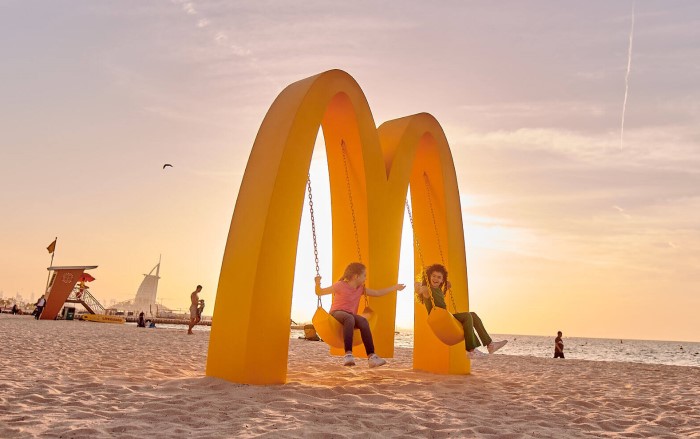 阿联酋麦当劳用logo做秋千，荡一下找回童年的快乐