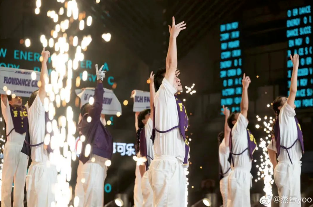 終于有綜藝用素人詮釋了「永遠年輕，永遠熱淚盈眶」