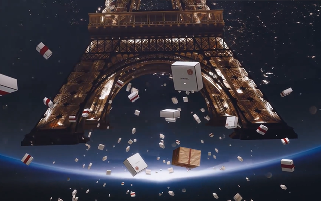 香奈儿圣诞梦幻短片：埃菲尔铁塔飞进太空，带着礼物满载而归