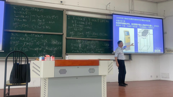 孫峰峰為南京師范大學美術學院研究生設計理論實踐課授課