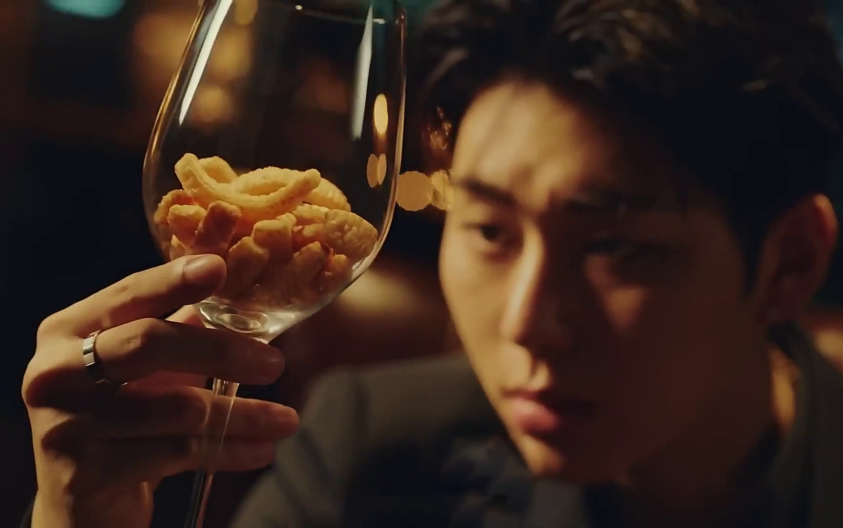 韩国零食广告：红酒杯装虾条，财阀大戏既视感