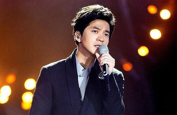 8年后，再回顧李健走紅的“出山之作”：瓊瑤的詞，李健的唱，《在水一方》35年后，終于封神了...