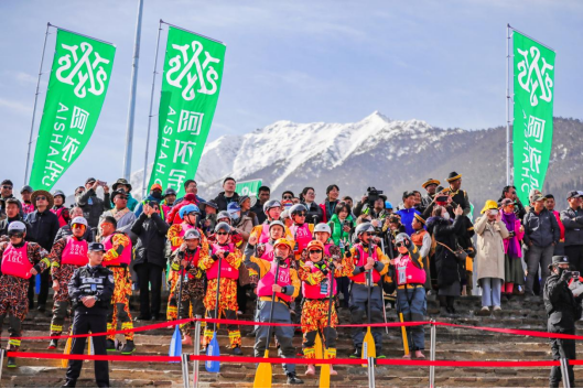 阿依舍鲜草季这回真玩大了，在西藏高原开了场产品发布会