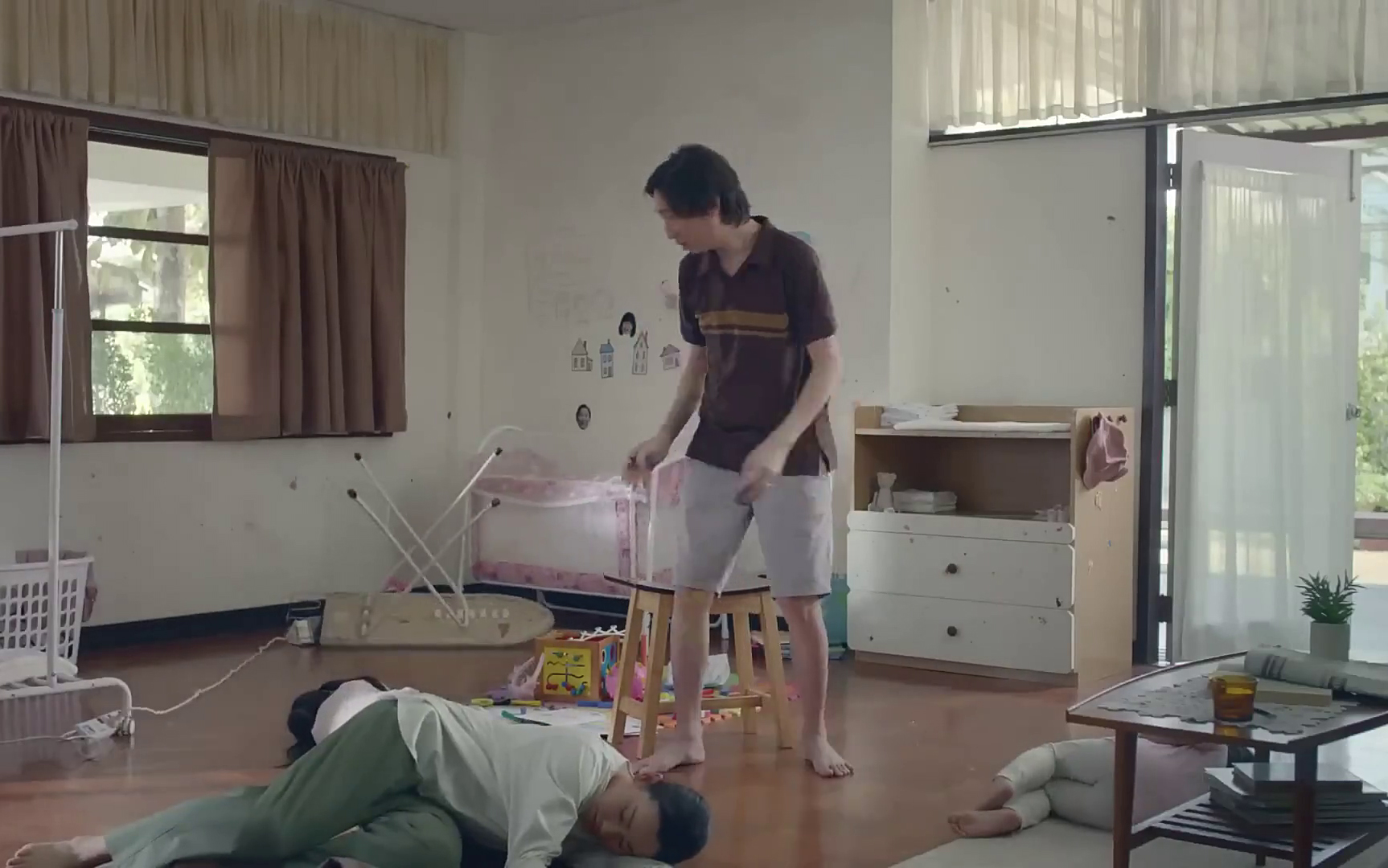 泰国公益广告：爸爸一抽烟，全家都晕倒