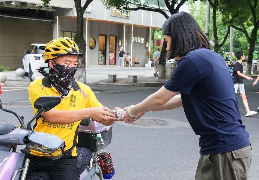 爱心冰柜上线半个月，已送出5万多瓶水！