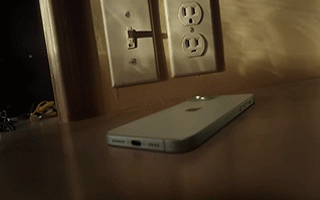 iPhone 15 Plus电池宣传片，拍了一个想念到心碎的插座