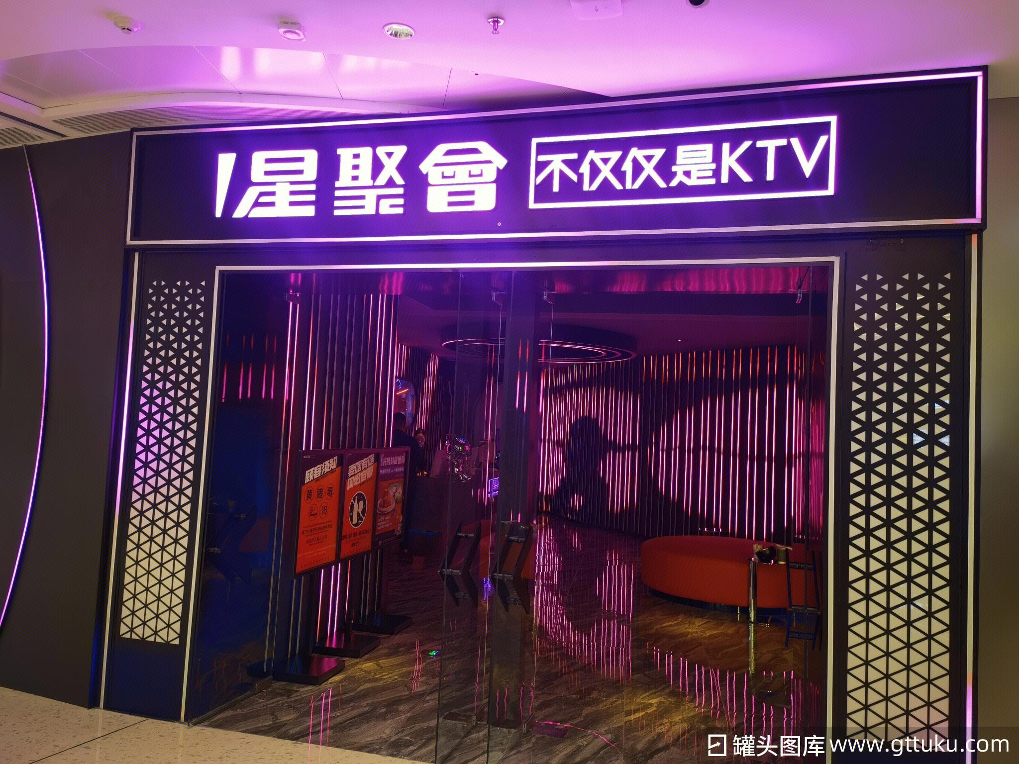 被年轻人“抛弃”的KTV，正在迎来新客人？