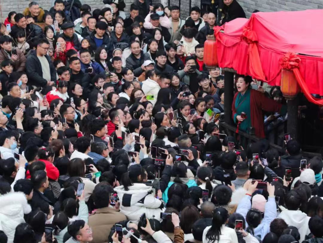 开封王婆，还是败给了“蹭流”网红