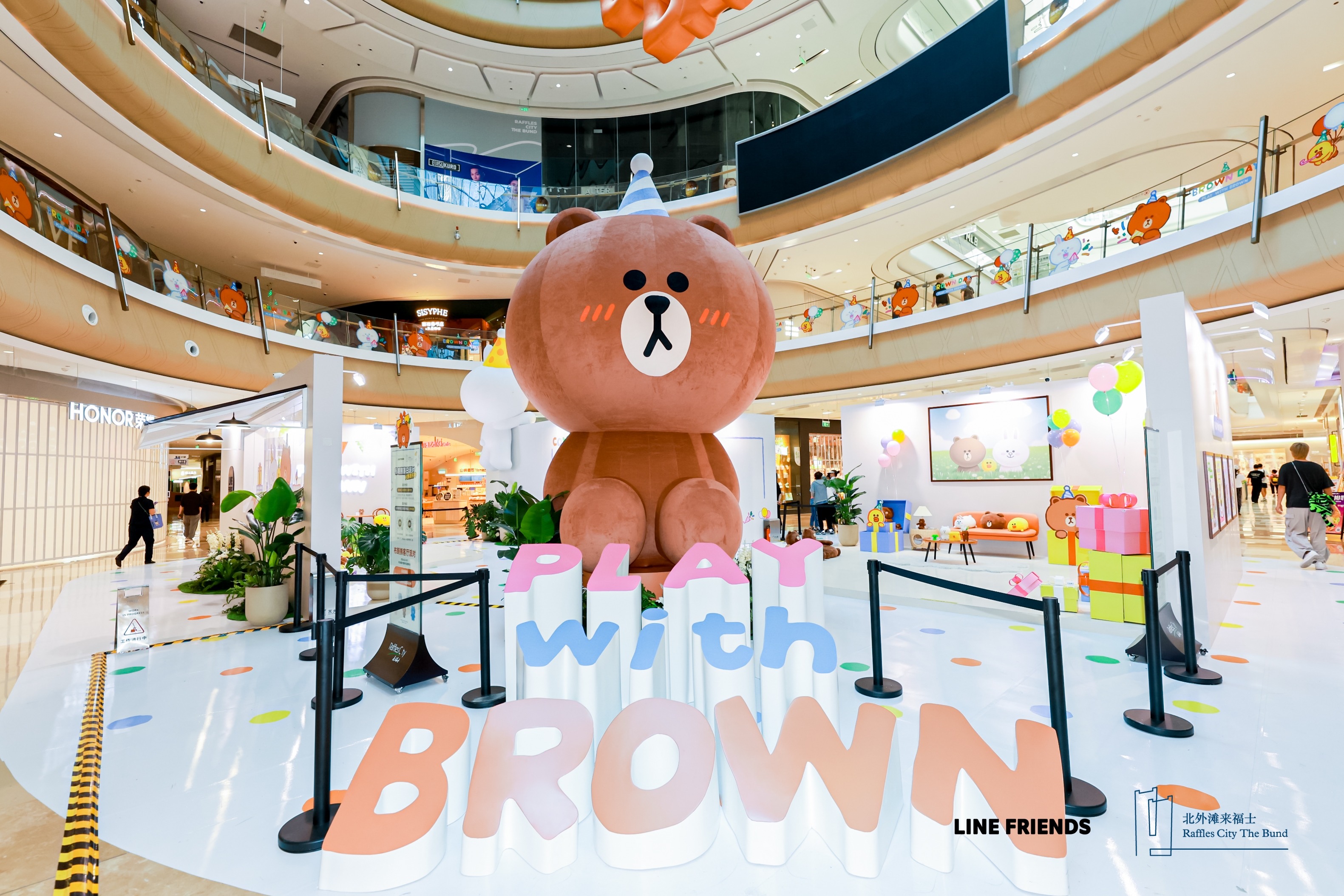 LINE FRIENDS “布朗熊客厅派对”庆生快闪限时上线