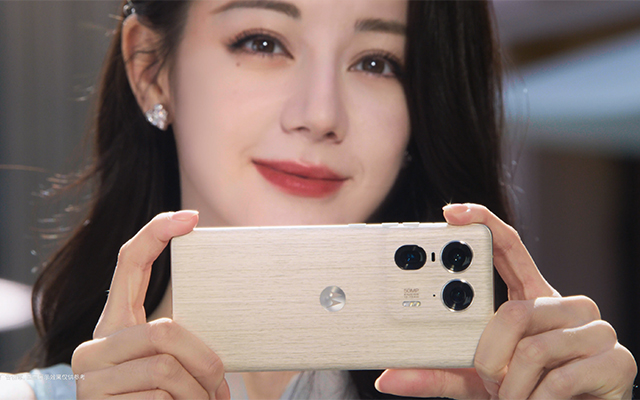 moto x 迪麗熱巴：開(kāi)啟AI的致美手機(jī)時(shí)代