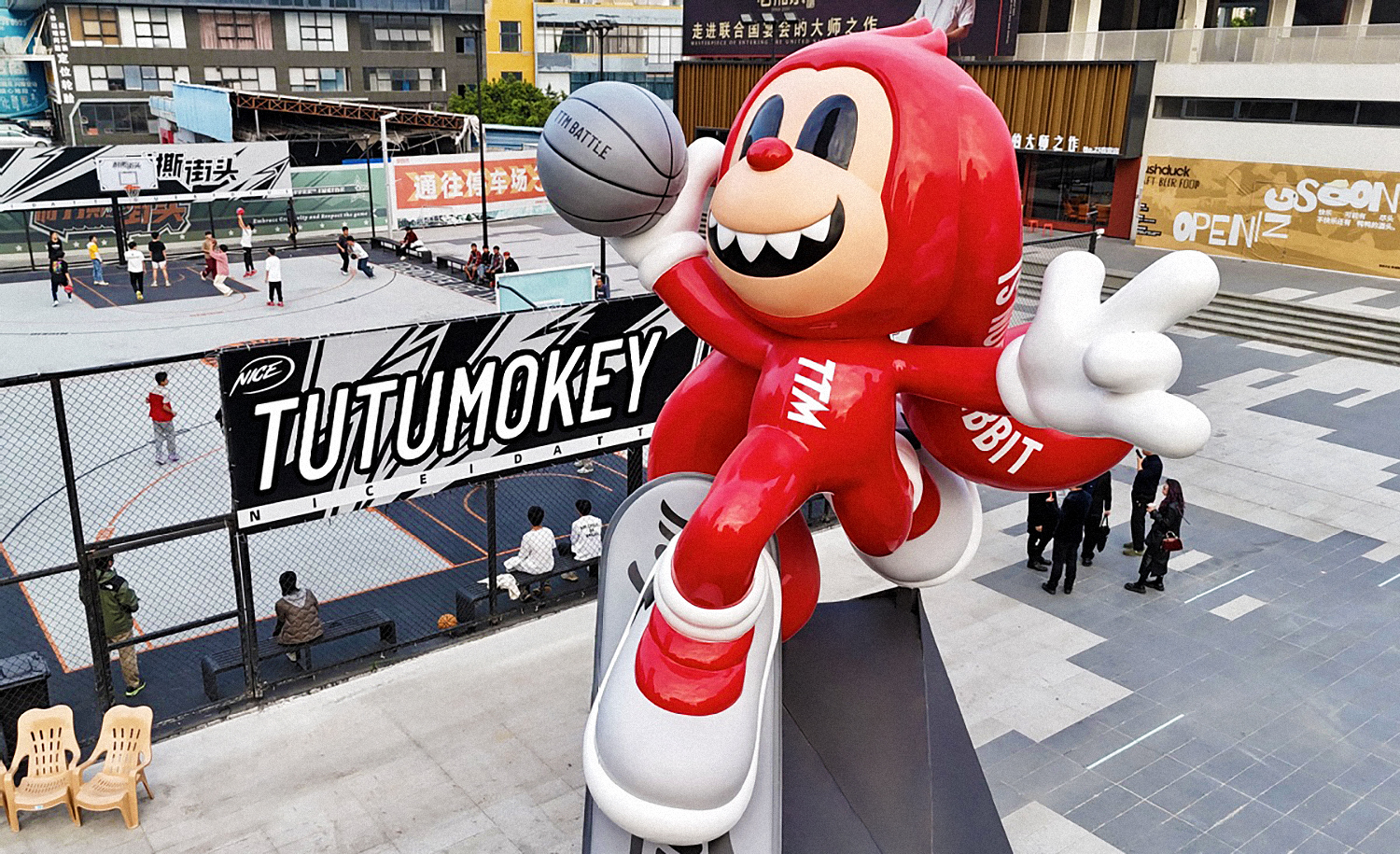 8米高大型城市地標藝術潮玩TUTUMOKEY雕塑落地“東莞潮玩之都”。