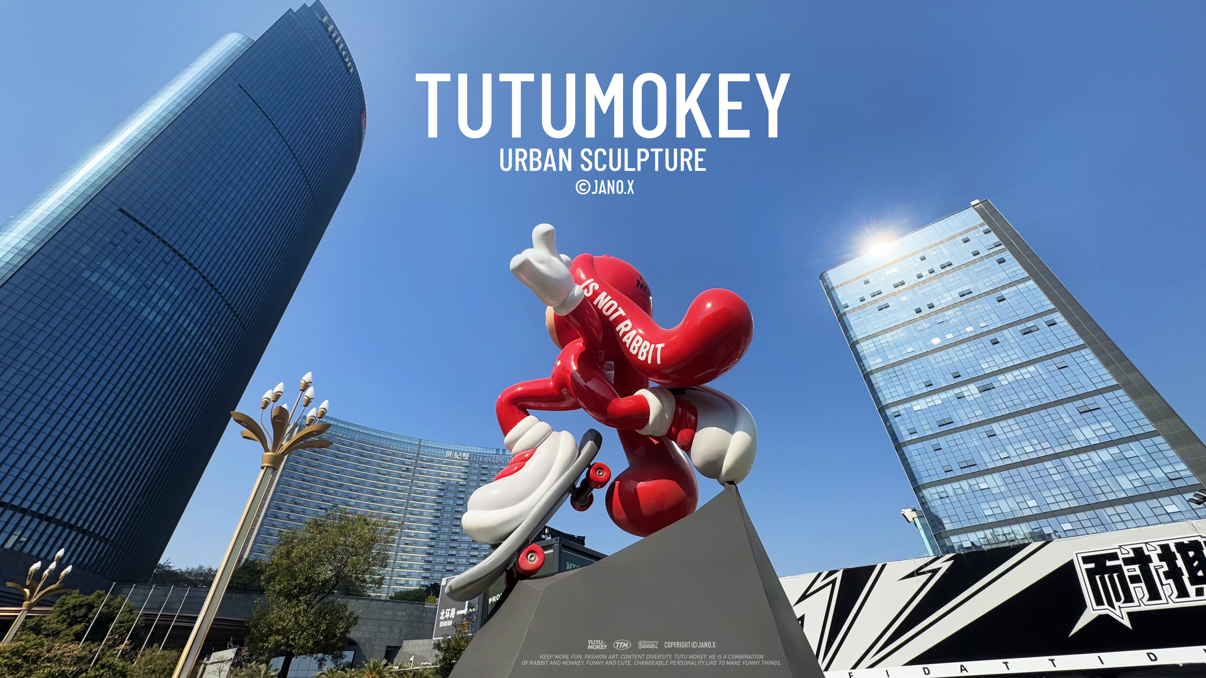 充滿藝術魅力的TUTUMOKEY雕塑成為城市文化的永久地標藝術！寶石紅的雕塑讓冷灰的都市增添了活力和反差感。