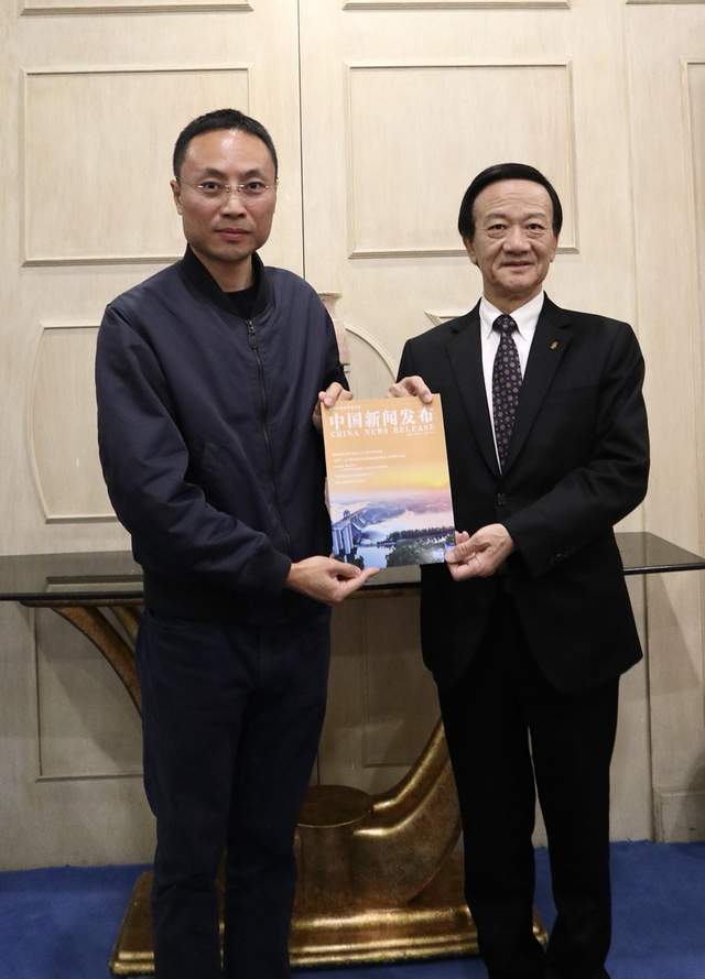 共工新聞社顧問黃光宇向全國人大代表、中國僑聯副主席劉藝良贈刊