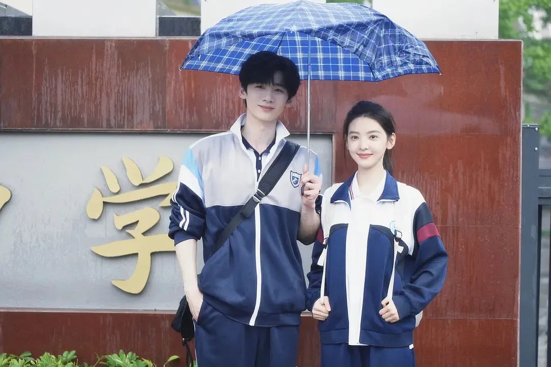 “丑校服”有了新市場，有人三倍溢價賣出海，撬開千億藍海