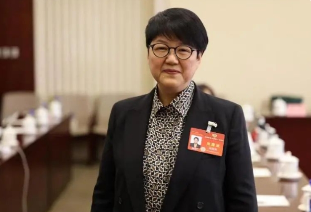 每天躺賺千萬！65歲湖南女人如何背靠抖音成為河北女首富？