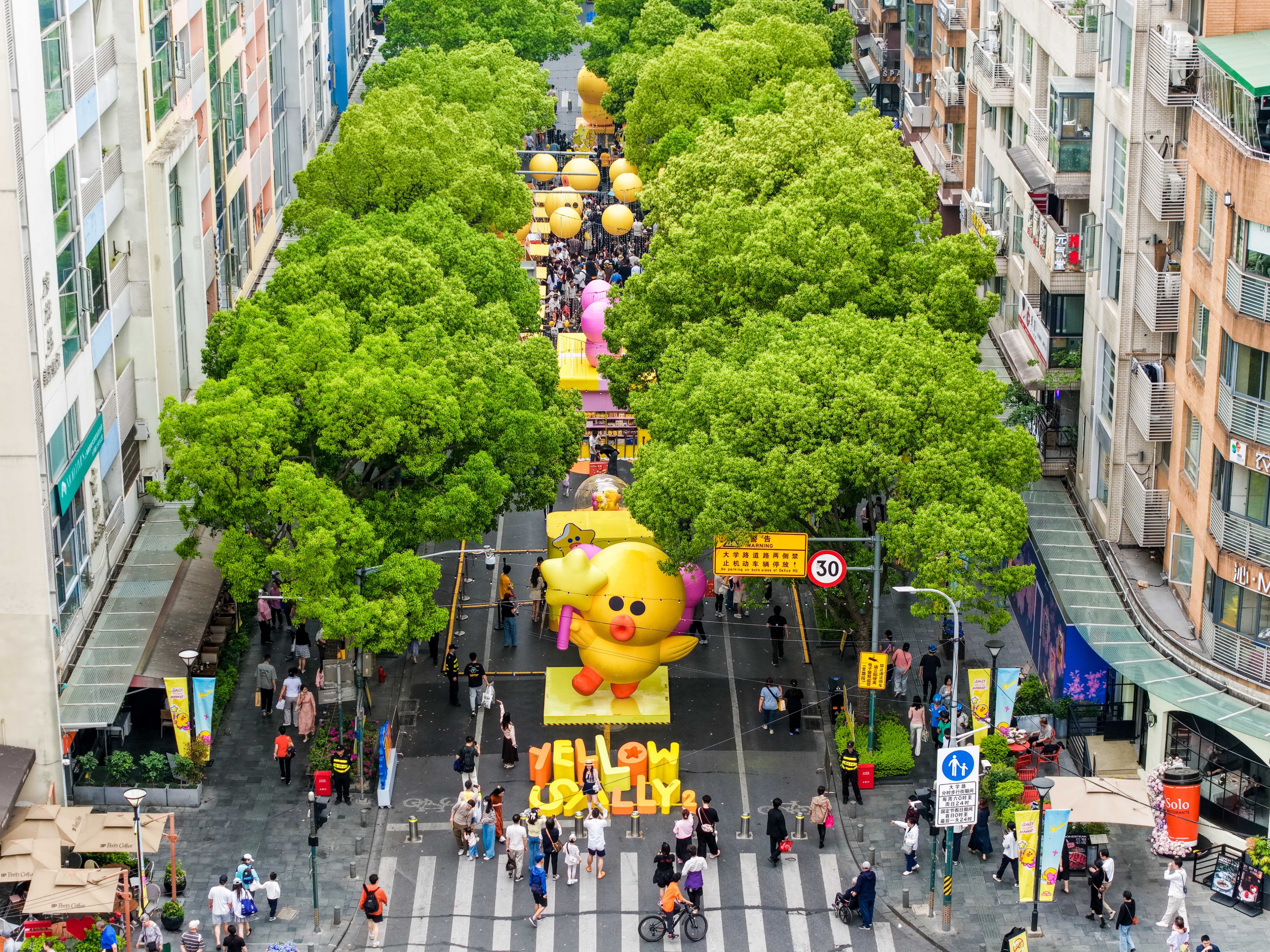 LINE FRIENDS：生日派對引爆全城，SALLY用情緒力解鎖城市商業副本