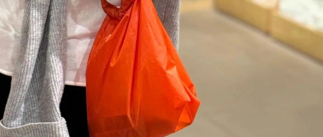 無印良品出&quot;紅塑料袋&quot;，比尼姑服、手術服還抽象！