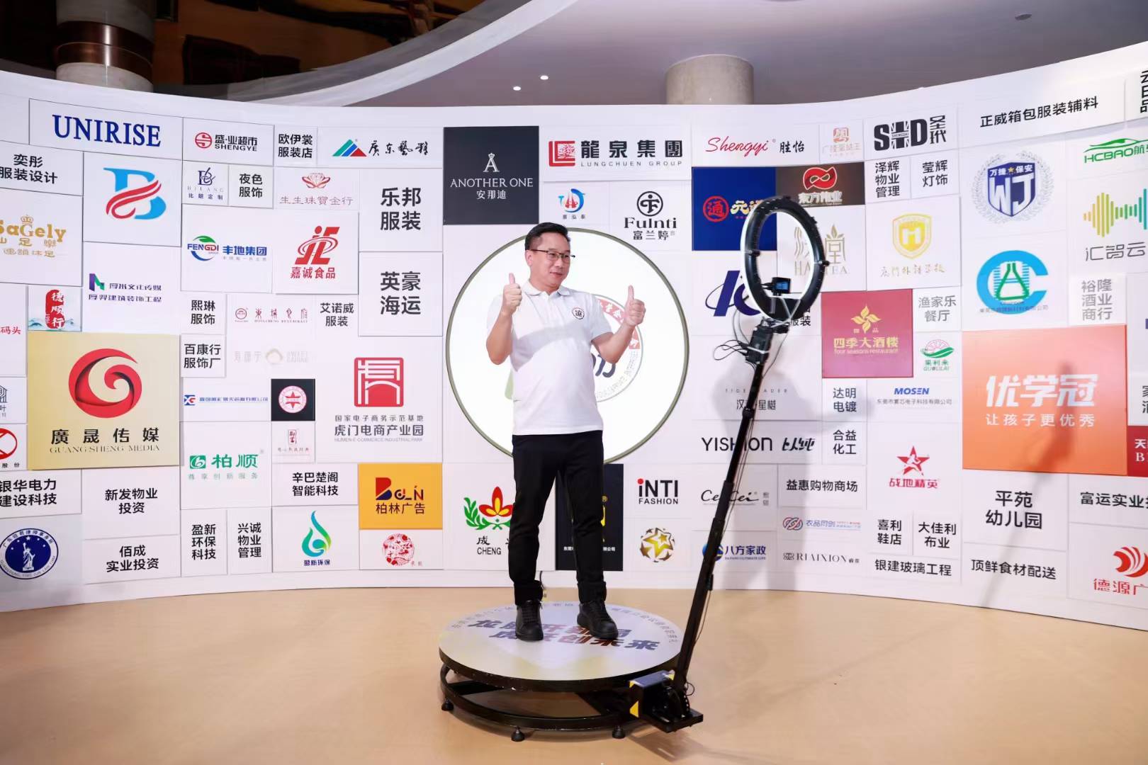 年會發(fā)布會焦點互動360環(huán)拍設(shè)備，今天你就是主角！