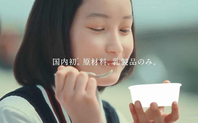 明治冰淇淋廣告，將產品包裝全變成白色