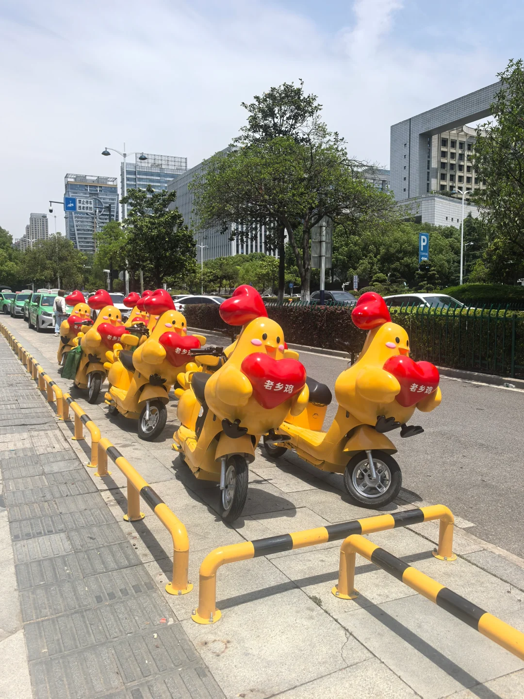 開真“雞動車”炸街，AI都沒有老鄉(xiāng)雞會搞抽象
