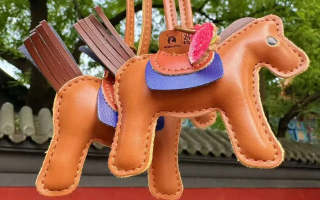 瑞幸X《长安的荔枝》联名周边小马，被网友玩坏了哈哈哈