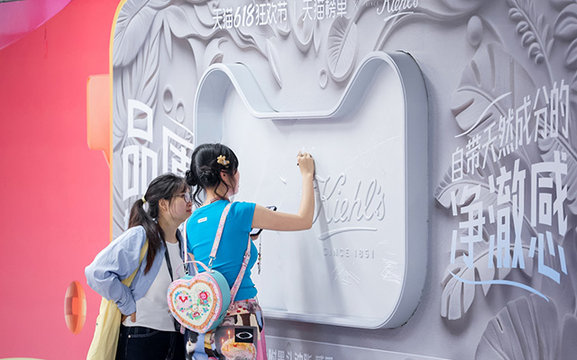 天猫618：在杭州地铁站，做了批好玩的猫头装置