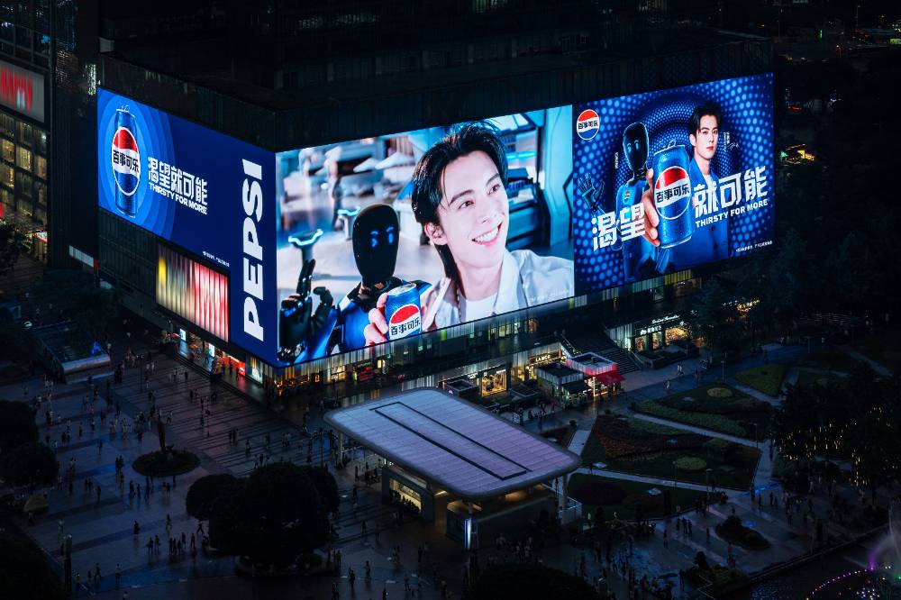 王鹤棣携百事蓝宝登陆亚洲第一屏，开启渴望视觉盛宴！