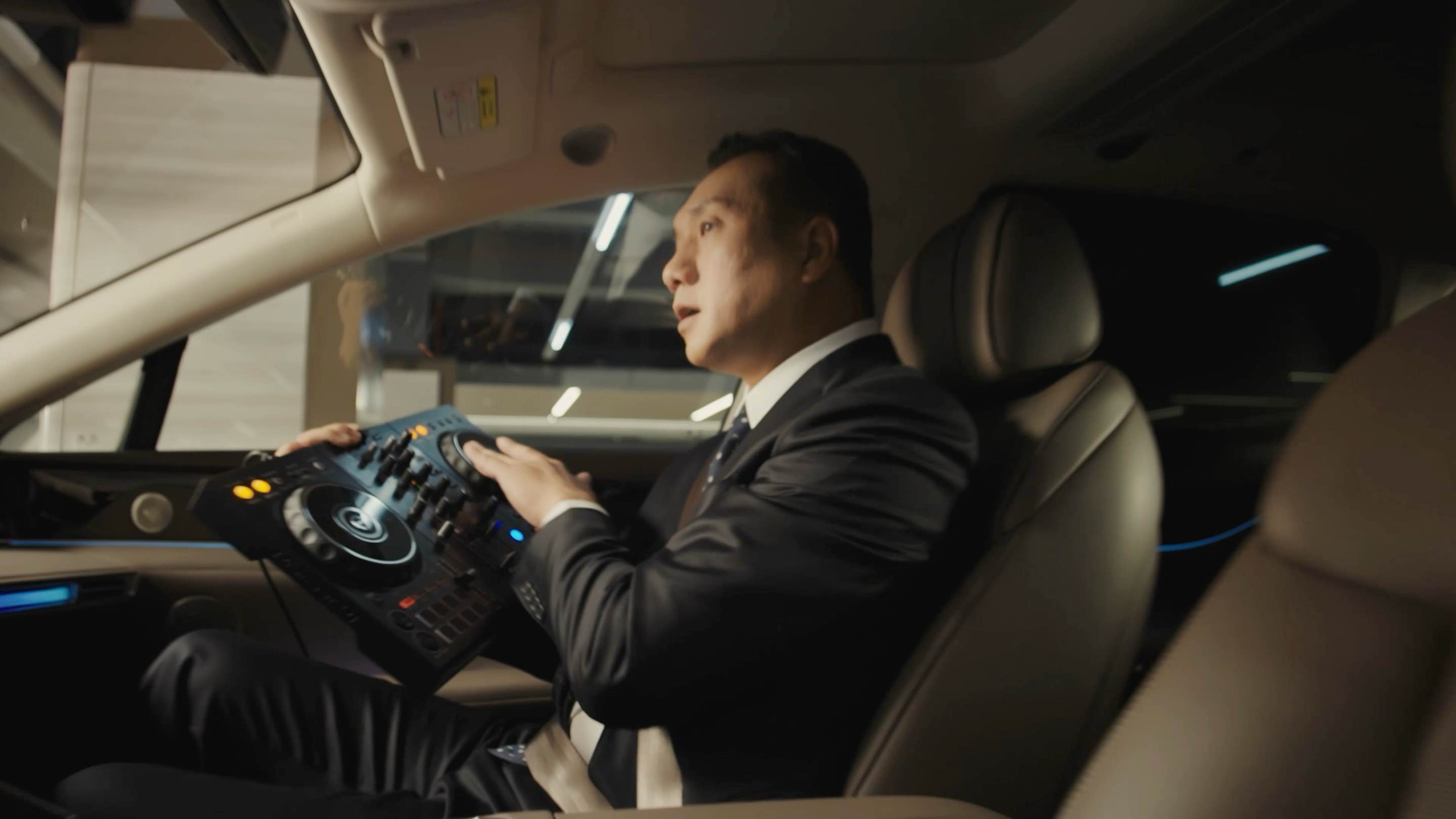 “logo”之外的情绪价值，在重新定义“豪华”轿车！