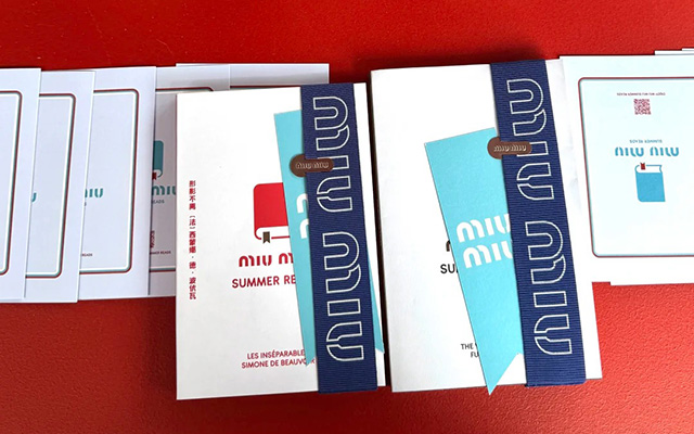 Miu Miu夏日读书快闪，邂逅绿荫与书页