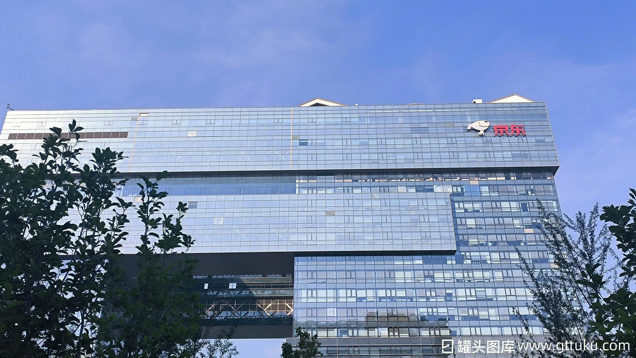 刘强东还是“放不下”汽车行业