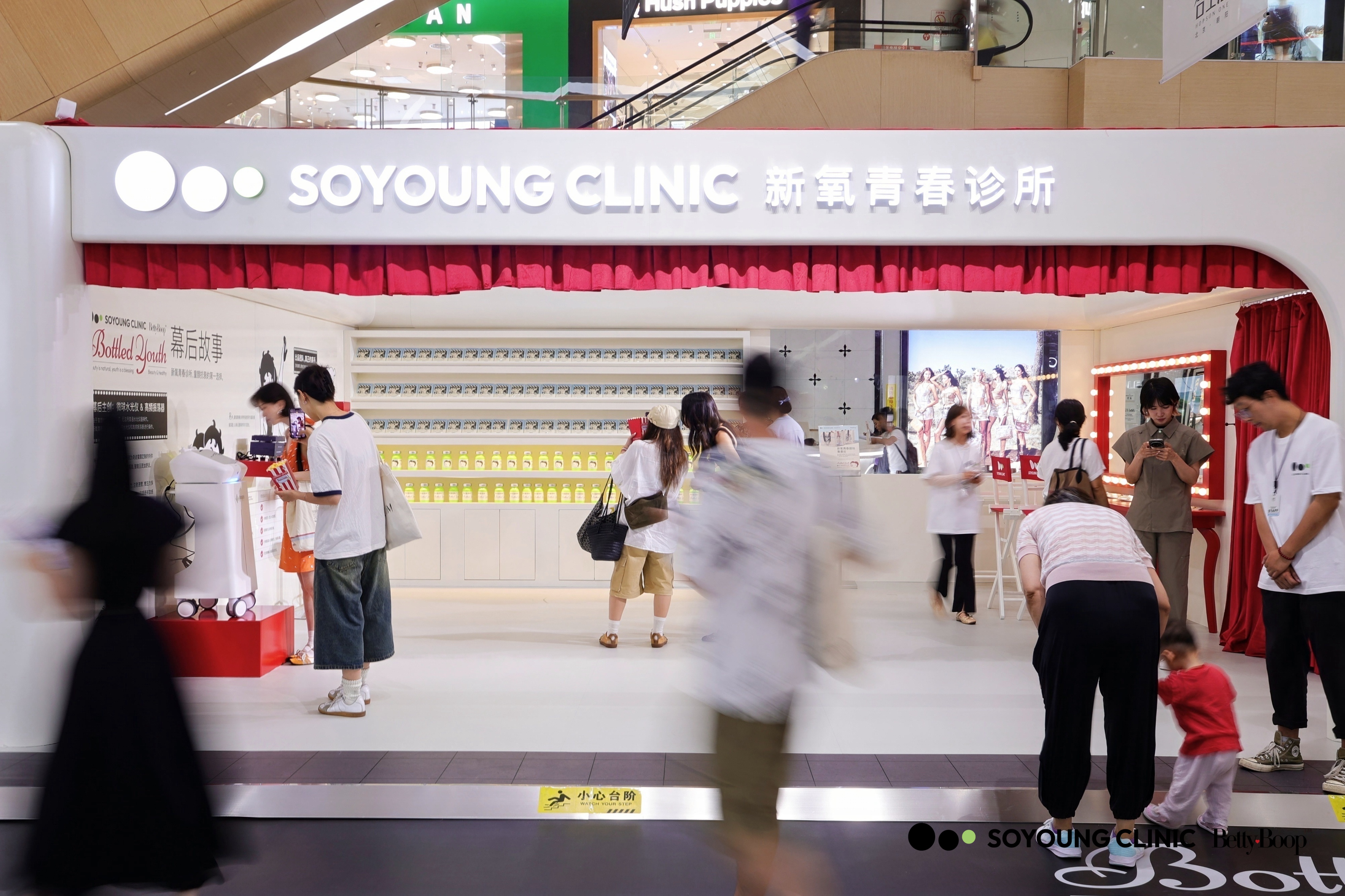 61岁苏敏阿姨和Betty同框变美？新氧青春诊所这波“反套路”我服了