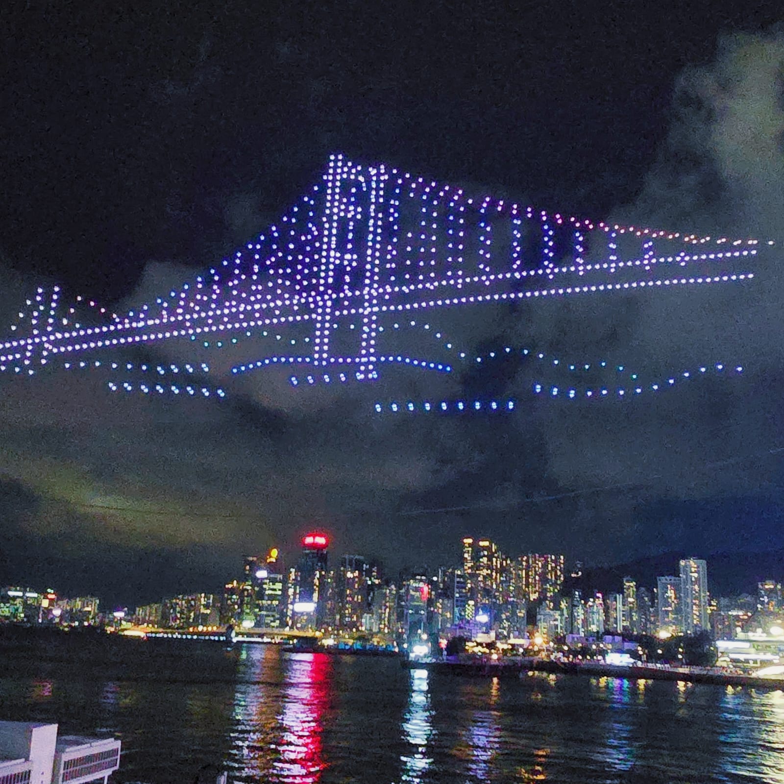 无人机汇演点亮维港夜空，致敬鲁班精神！