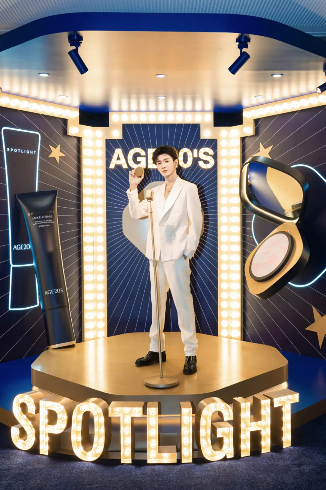 一场点亮900颗灯泡的发布会，照亮你肌肤的光