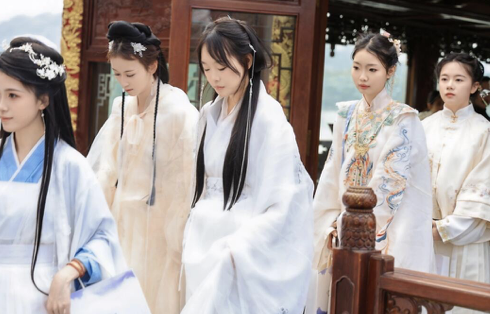 起猛了，看到100位白娘子在西湖团建