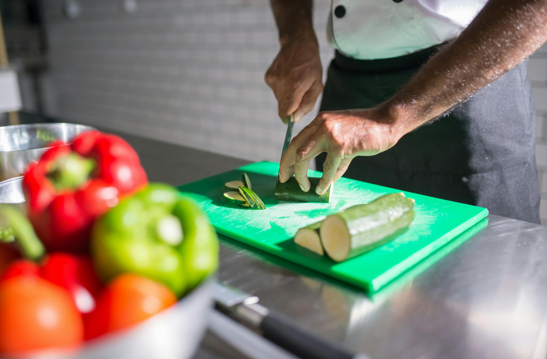 七鮮小廚向左，浣熊食堂向右，外賣新局誰能笑到最后？