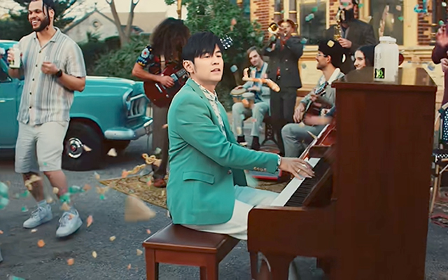 悦鲜活官宣周杰伦，在旋律里自在穿梭